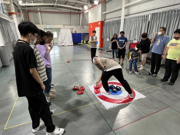 담당자의 설명을 들으며 점수 계산 해보는 모습