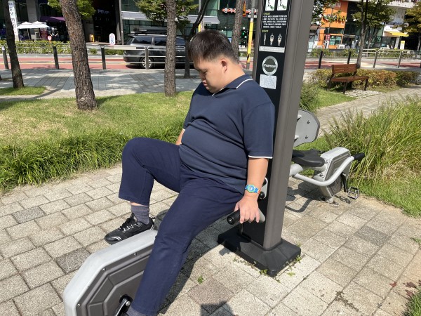 운동기구에 앉는 모습