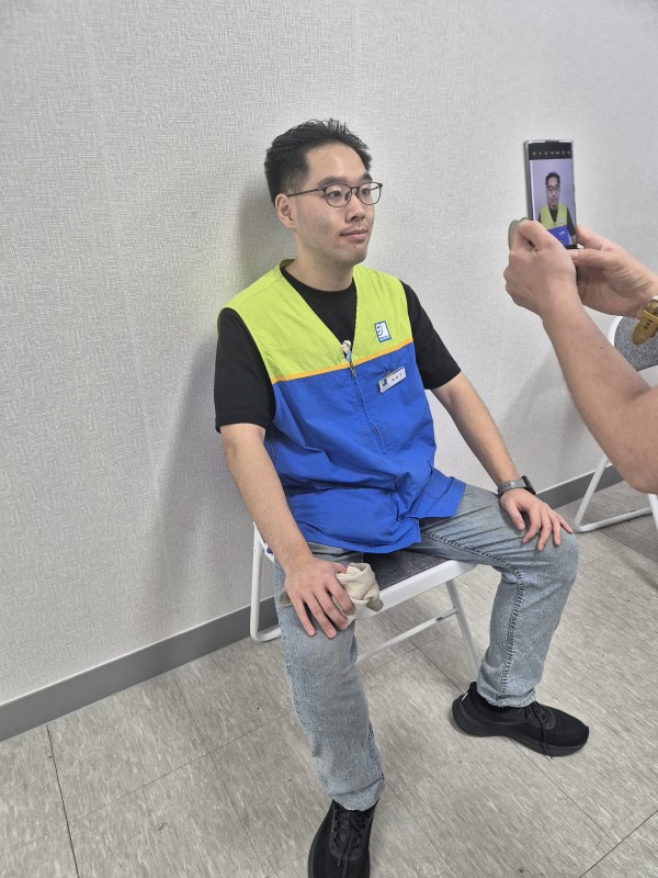 사원증 사진을 찍는 취업자