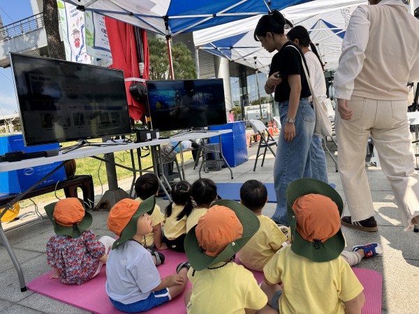 게임에 대해 설명하고 프로그램에 대한 내용을 알려주는 모습