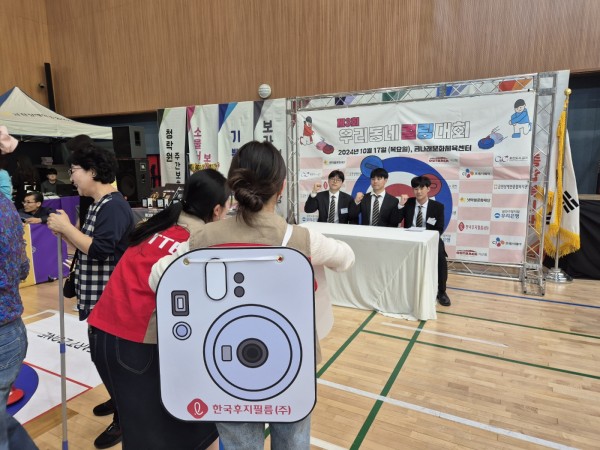 임직원 사진 찍어주며 봉사하는모습