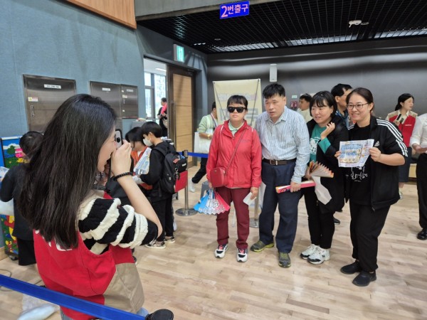 임직원 즉석카메라로 찍어주는 모습