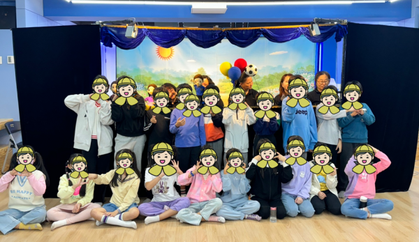 인형을들고 다함께 단체로 모인모습