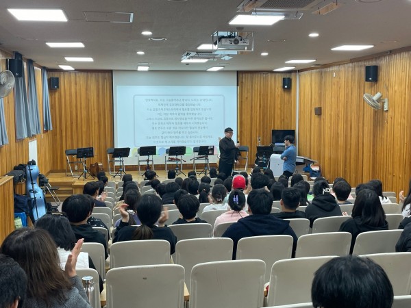 장애인식개선강사들을 소개하고 있는 사진
