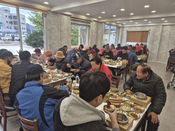 점심식사 하는 모습