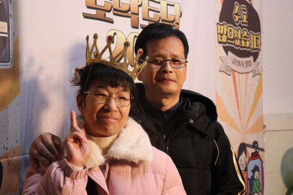 브이를 하며 웃는 모습