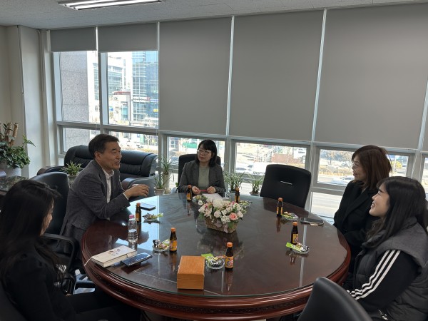 후원전달식을 진행하고 있는 모습