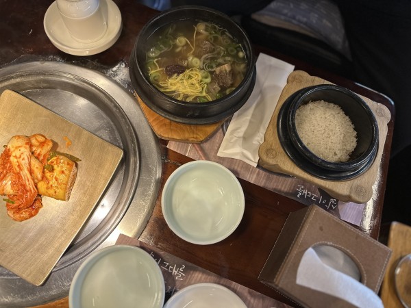 갈비탕이 맛있게 상에 차려진 모습