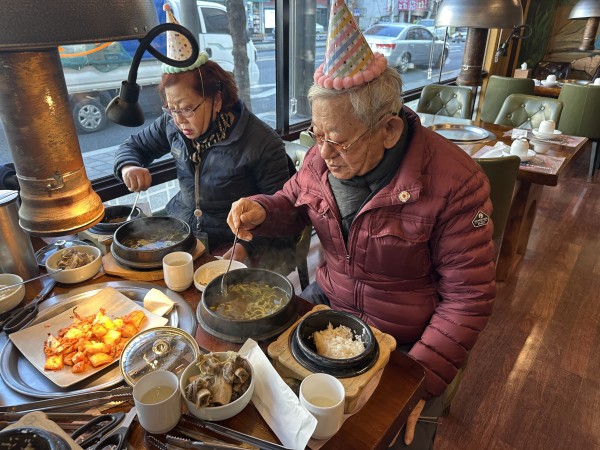 식사를 맛있게 하시는 이용인의 모습