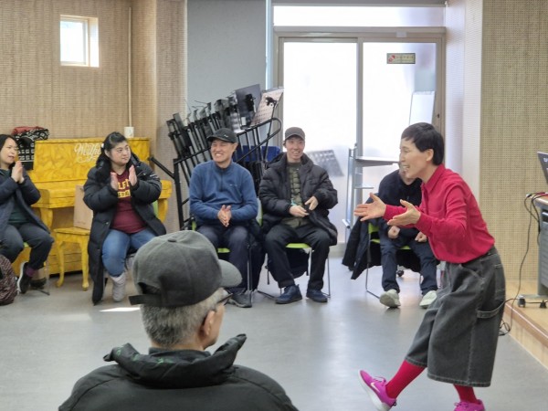 강사님과 반갑게 인사하는 모습