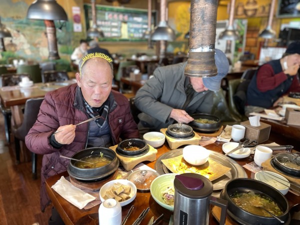 갈비탕 식사하는 모습