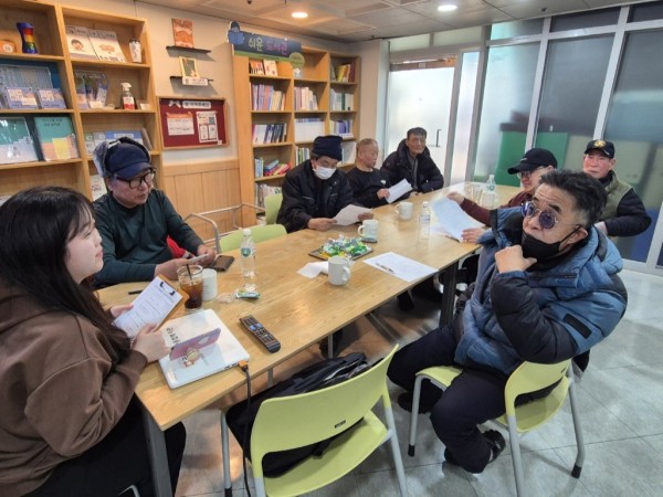 서로 안부를 나누는 모습
