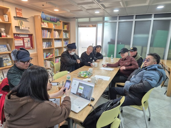 회의 안건에 대해 이야기 나누는 모습
