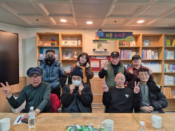 회의 끝난 후 함께 찍은 단체사진