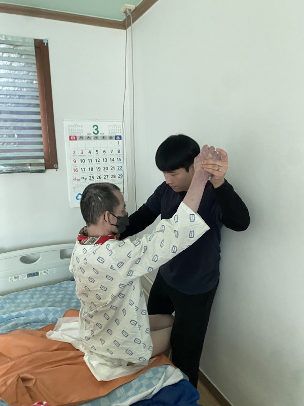 와상이용인의 앉기/서기 훈련