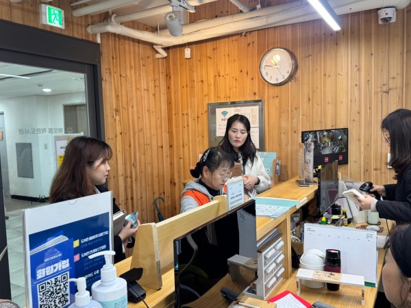 쉬운글 그림판을 이용하여 도서대출하는 모습