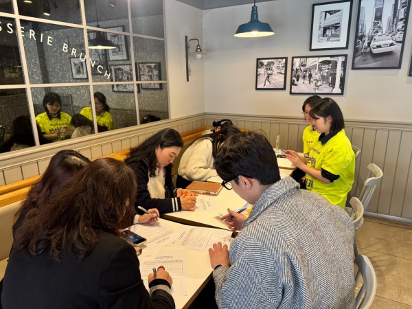 파리바게트에서 설문지를 하는모습