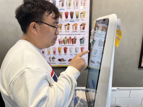 키오스크로 음료를 주문하는 훈련생