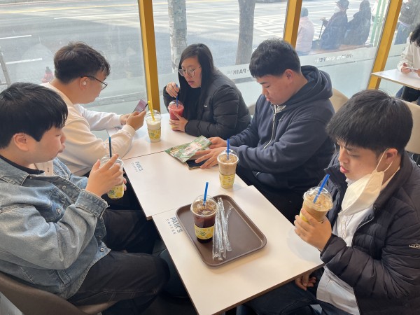 카페에서 음료를 마시고 있는 훈련생