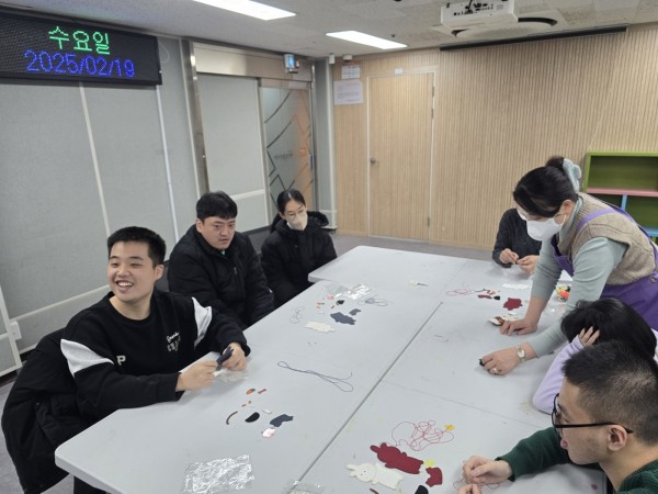 공예방법 듣는 모습