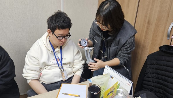 작업치료 손기능을 평가하는 사진
