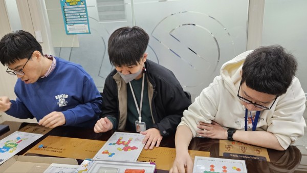 같은 색의 실리콘을 칸 안에 붙이는 활동
