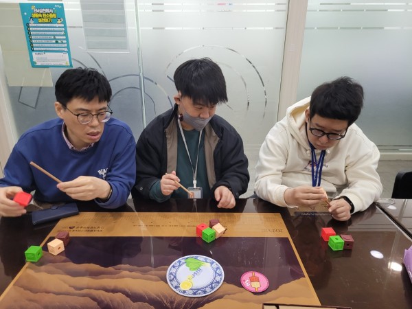 네모난 상자를 막대기에 끼우는 활동