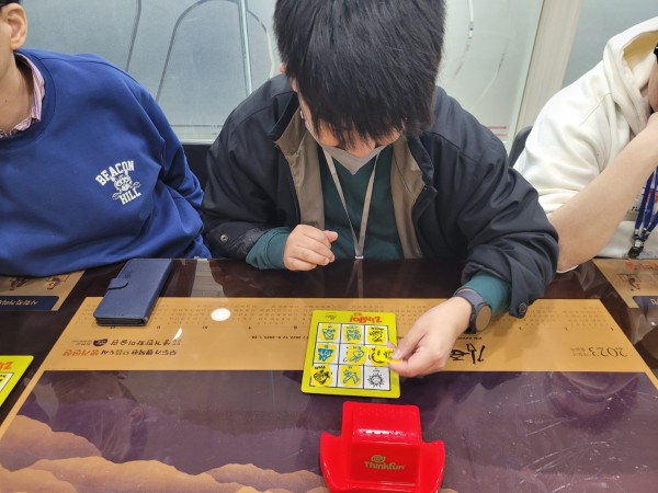 그림을 보고 가지고 있는 판과 같은 그림을 찾아 넣는 활동