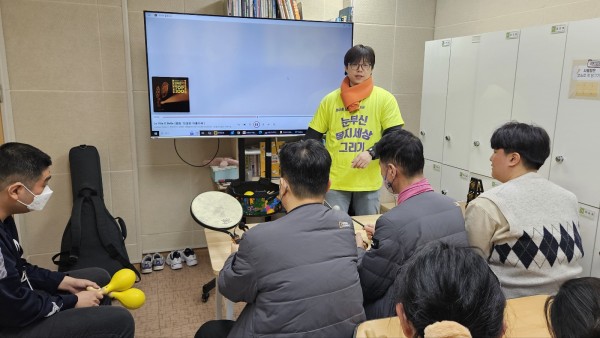 노래를 들으면서 악기로 박자 맞추기