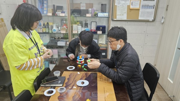 펭귄을 쌓아 떨어뜨리지 않고 유지시키기