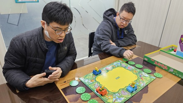 기억력을 증진시키도록 카드를 기억하는 활동