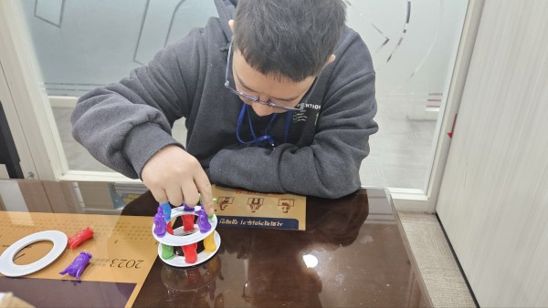 쌓아올린 펭귄을 떨어지지 않게 하나씩 빼는 활동