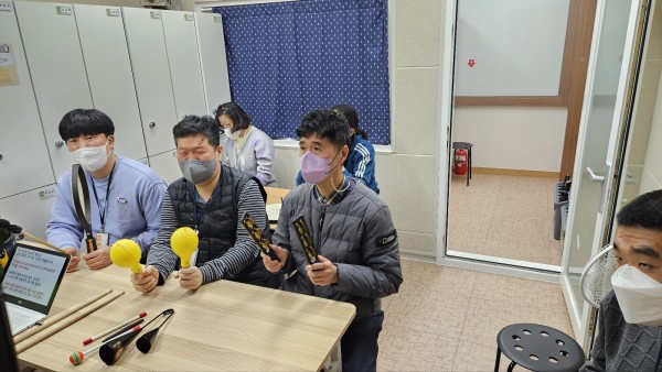 다양한 악기를 이용해 연주를 완성하는 활동