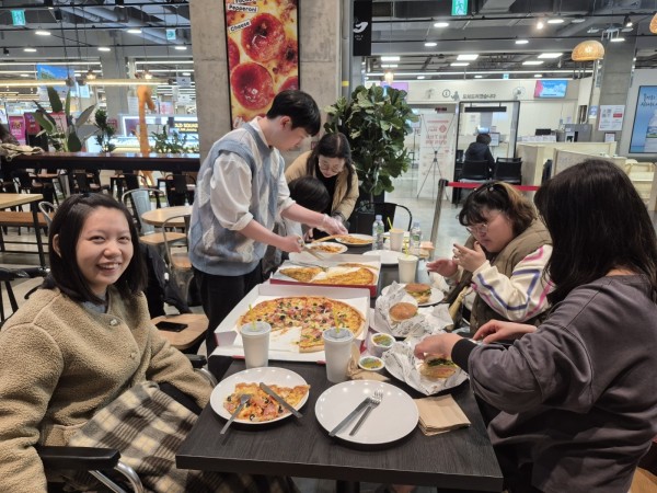 맛있는 점심식사 먹는모습