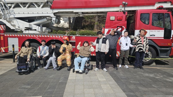 보라매 안전체험관에 도착하여 헬기 앞에서