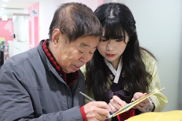 직원이 이용인 안내하는 모습