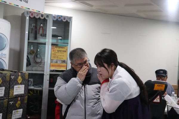 이용인과 직원이 귓속말하는 모습