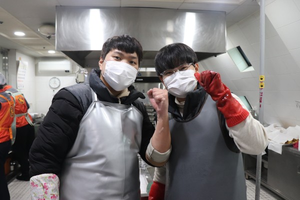 직원들이 식당 안에서 찍은 사진