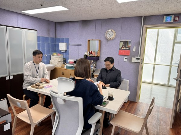 복지관 관장님과 대화를 하는 모습