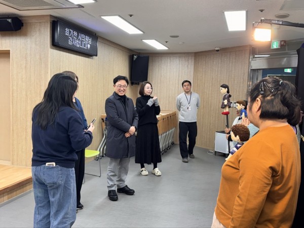 인형극단 여우에게 응원의 말씀을 전달하는 모습