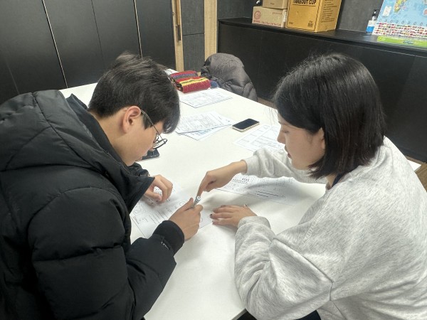 학생이 기초학습능력평가지를 풀고 있는 모습