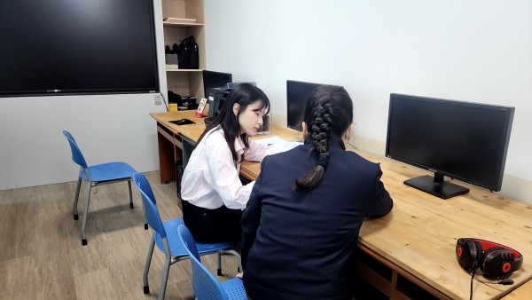 장래희망을 물어보며 직업상담을 하고 있는 모습