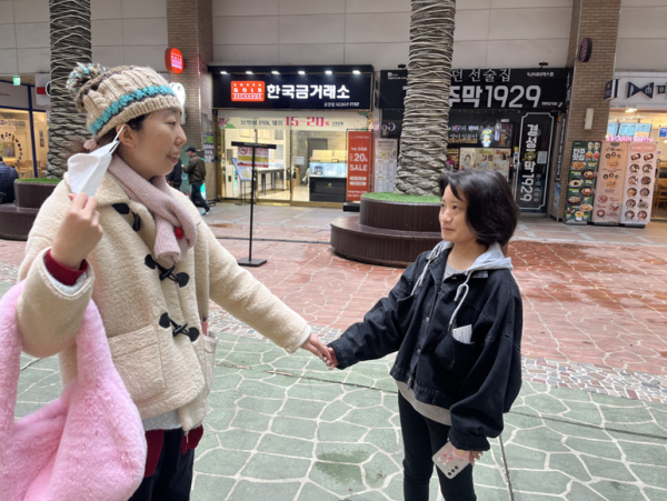 처음 만난 친구들이 악수를 하고 있는 사진