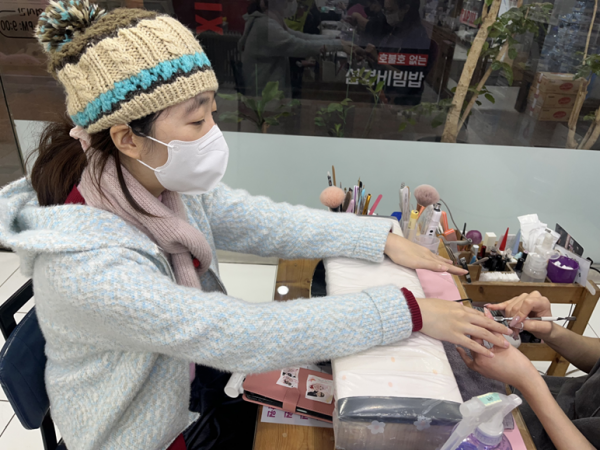 네일아트를 하고 있는 사진