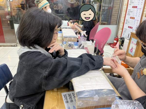 네일아트를 하고 있는 사진