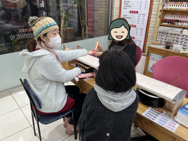 먼저 끝난 당사자가 기다리며 말을 걸고 있는 사진