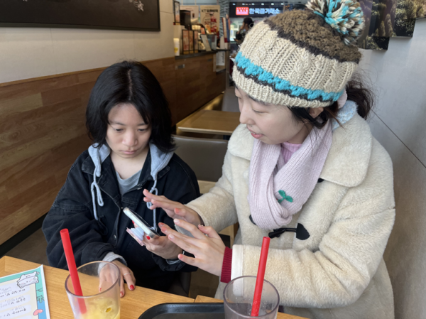 전회번호 교환하고 있는 모습