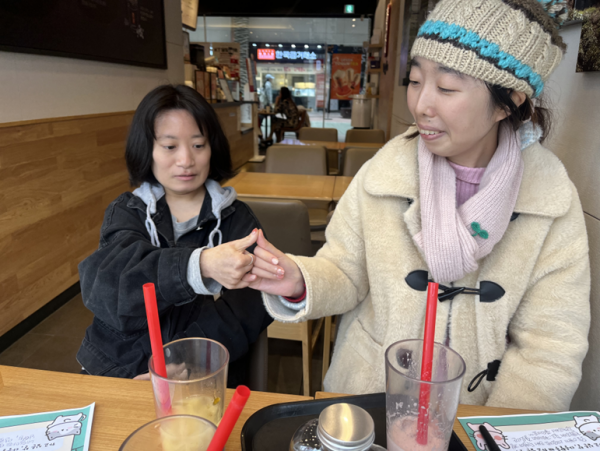 서로 다음 만남에 대해 약속을 하고 있는 모습