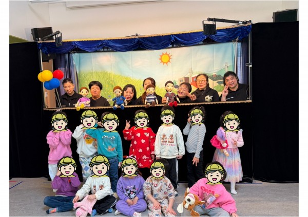 어린이들과 인형극단의 단체사진