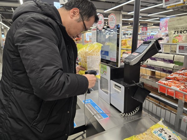 구입한 재료를 직접 결제하는 모습